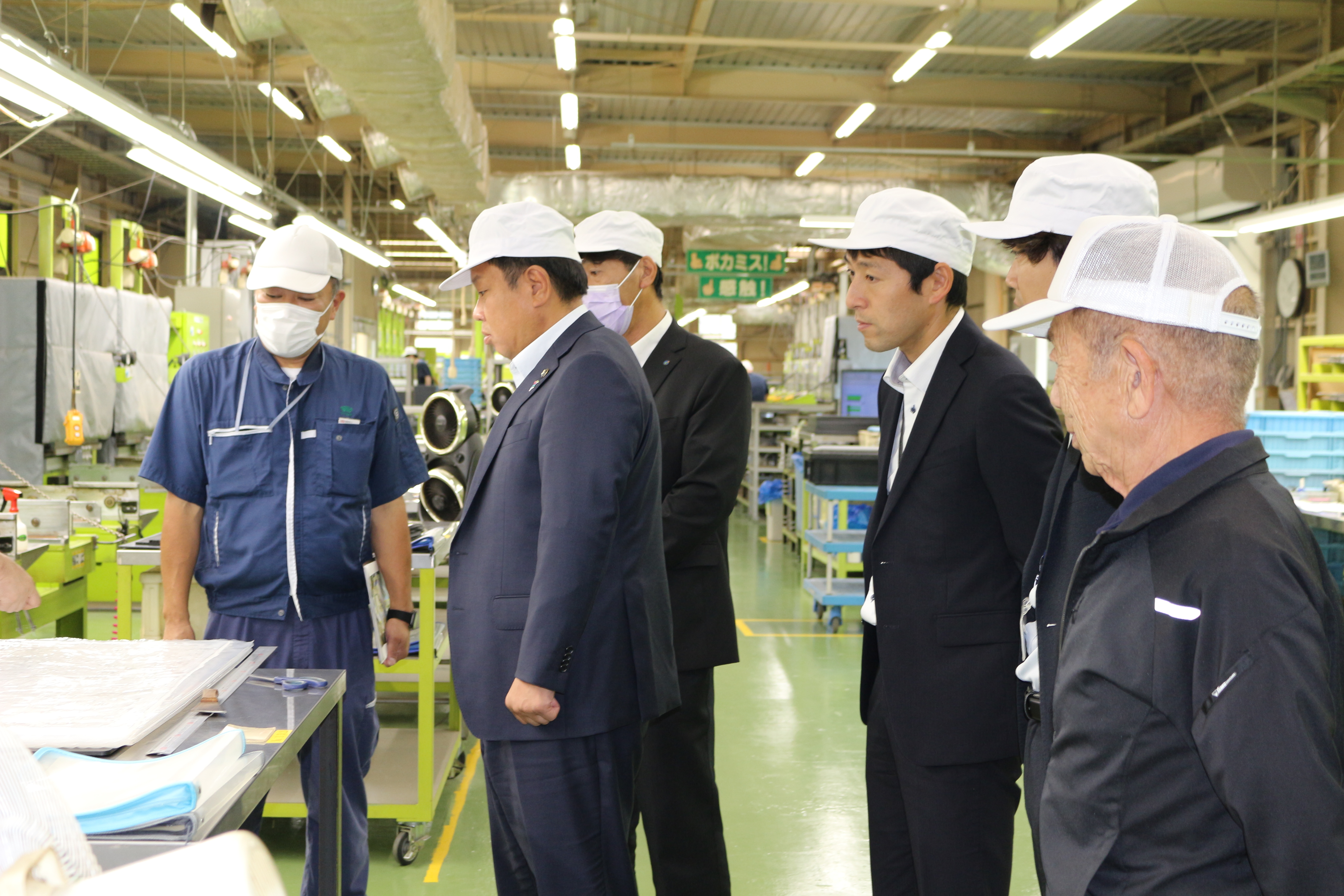 Оリングの製造過程を見学する様子
